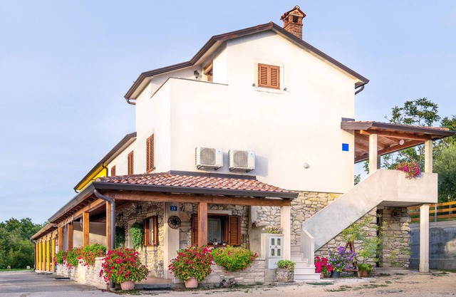 Appartamento Confortevole con Mansarda in Villaggio Tranquillo