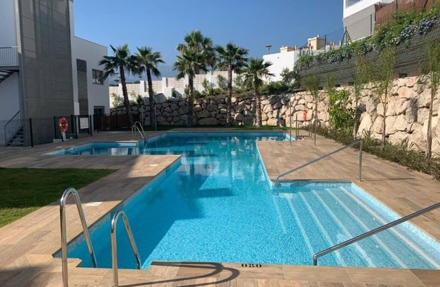 Appartement voor 4 personen met ruim terras en zicht op bergen en zee.