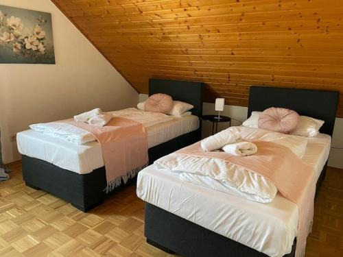 Appartio - Ferienwohnung "Dorfblick" Dachgeschoss - 6 Personen - Netflix - Waschmaschine