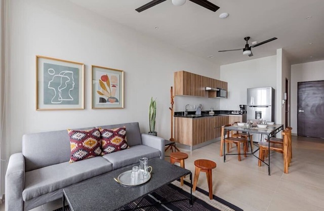 Apt 502 with stunning Lagoon view w/pool and gym