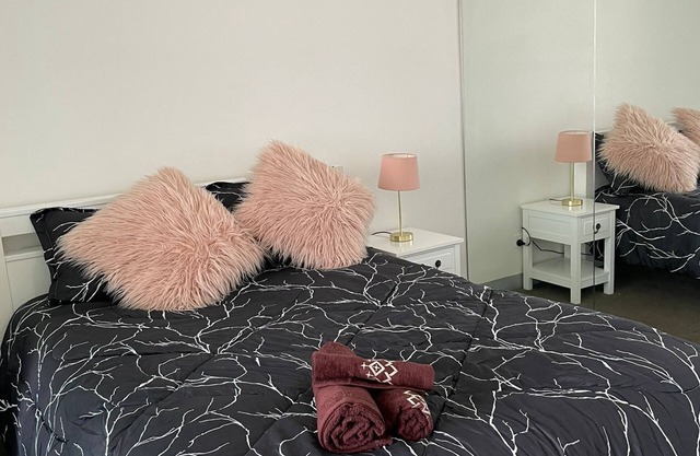 Apt. in Melbourne CBD with Great Balcony View; near Tram Stop & Train Stations