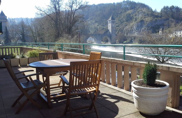 Apt. T1 Bis in town on the 1st floor of a residence with terrace carractère