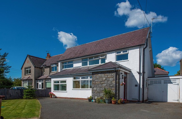 Araul - a bright, airy house, 5 mins from the beautiful beach with large garden