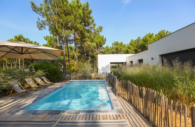 Architect designed villa, 7 bedrooms, 7 bathrooms, heated pool, services, 300m from the sea