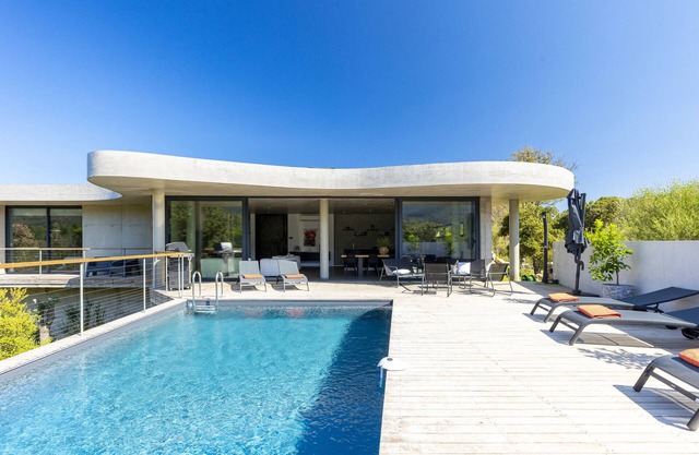 ARCHITECT-DESIGNED VILLA WITH POOL
