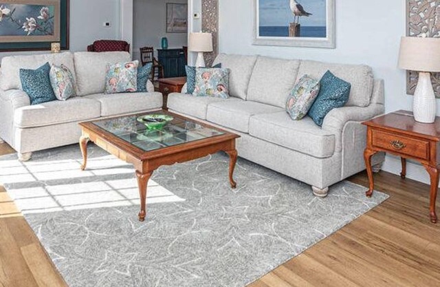 Arctic Ave House: Sunny and bright beautiful 4 Bedroom 3 Full bathroom single home walking distance to the beach, Free WiFi, linens included. Remodel just in couple month. Great location, walk in to restaurants, coffee shop, Acme grocery store, Kids