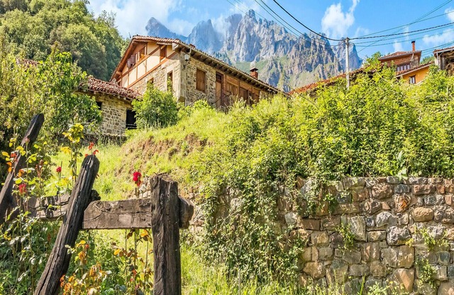 Are you dreaming of an adventurous vacation in the mountains? Then this idyllic vacation home in rus