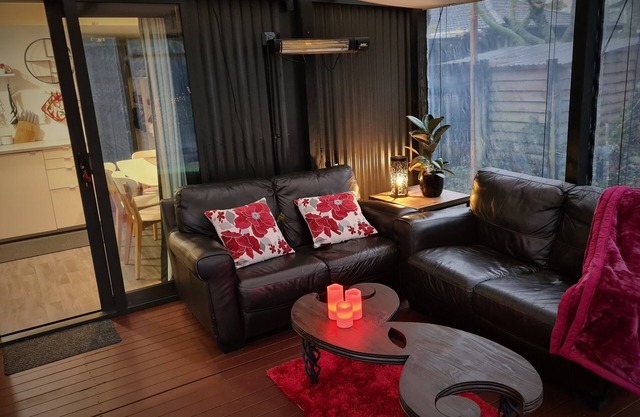 Arias Farmlet Tiny Home - quiet bungalow with breakfast, spa, animals to feed