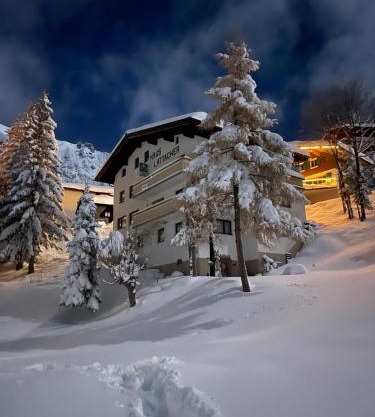 Arlberg Motel Ski-In & Ski-Out access to Austrias largest ski area