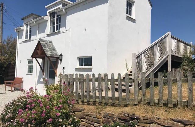 Arnold Cottage - a cottage that sleeps 6 guests in 2 bedrooms
