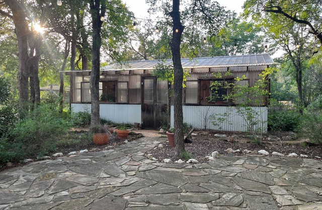 Artist's Country Retreat Bungalow with greenhouse!