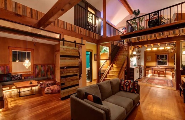 Artistic timberframe in the heart of the City