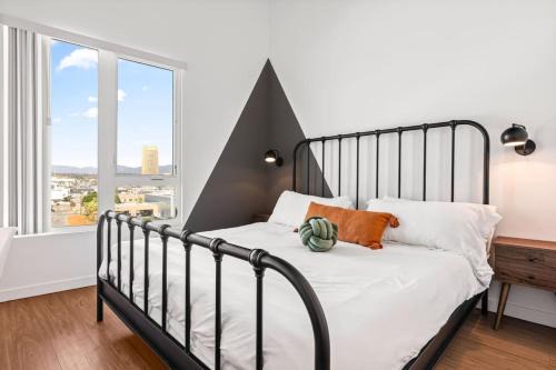 Artsy and Chic Stay, Walk to Little Tokyo with DTLA Views