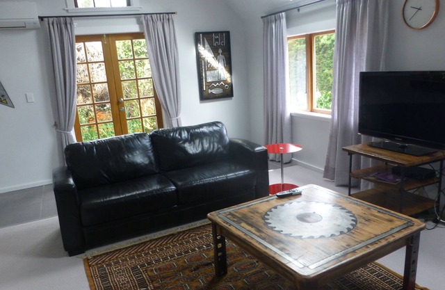 Arty Place -where you can relax and enjoy art.