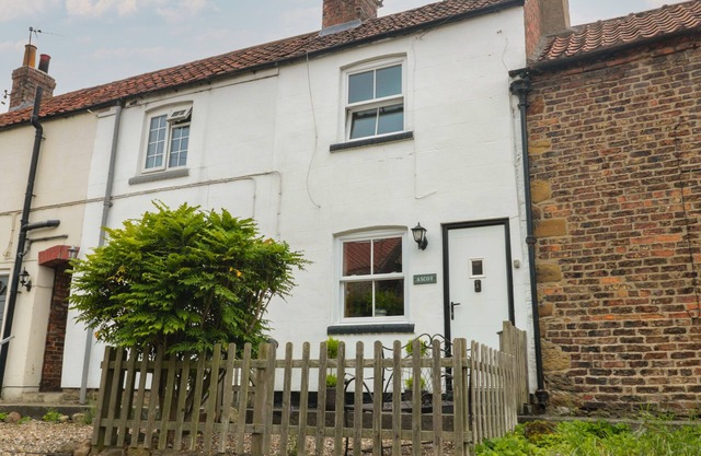ASCOT COTTAGE, pet friendly, character holiday cottage in Strensall