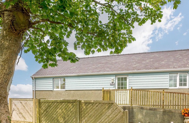 ASH COTTAGE, family friendly, with a garden in Penysarn