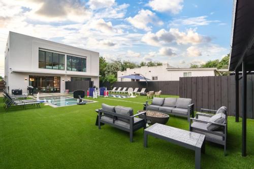 Asian Vibe Home in Design District with Pool BBQ Spacious Backyard