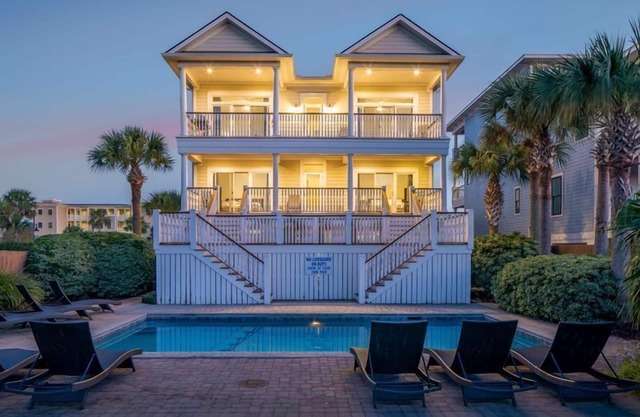 Ask @ Discounts! 🌴 'Palm Manor' by Exclusive Properties ~ Pool, Elevator, Views