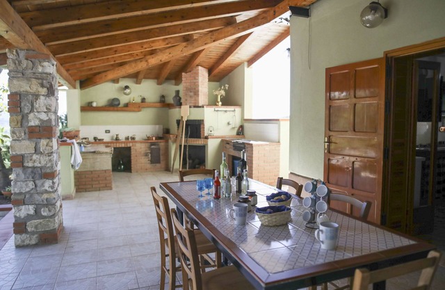 At 9 km from the city you can reach the peace of the villa in the countryside