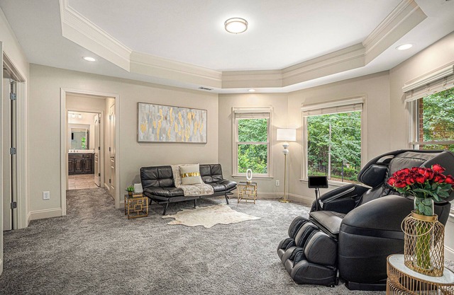Atlanta Luxurious 6000 SqFt 9 Bedrooms w/Hot Tub