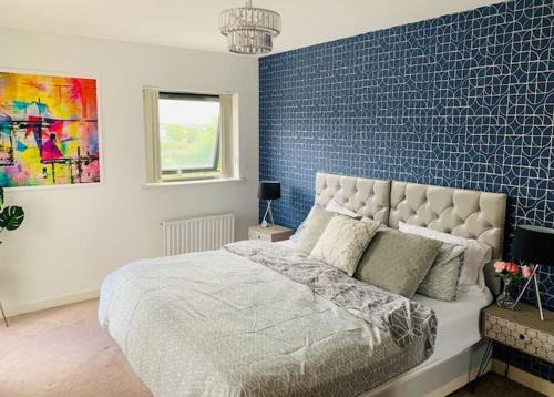 Atom, Large 4 to 5 Bed House in East London, Sleeps 12, Garden, Parking, ideal for Contractors, Large Groups, Travellers