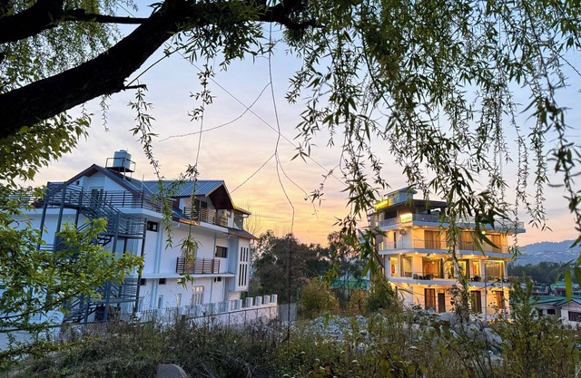 Attic Breeze 2BR -Mountain Villa By Homeyhuts