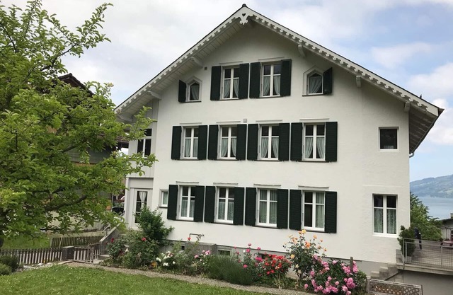 Attic flat with a view of Lake Thun and the mountains.