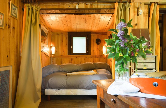 Atypical wooden chalet, surrounded by greenery, quiet, the birds will rev