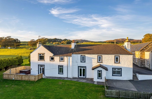 Auchenlarie Farmhouse - a house that sleeps 9 guests in 5 bedrooms