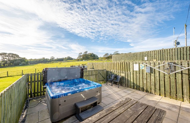 Auchenlarie Courtyard No 1 - a cottage that sleeps 5 guests in 3 bedrooms