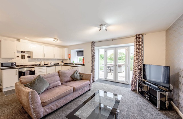 Auchenlarie Courtyard No 2 - a cottage that sleeps 6 guests in 4 bedrooms