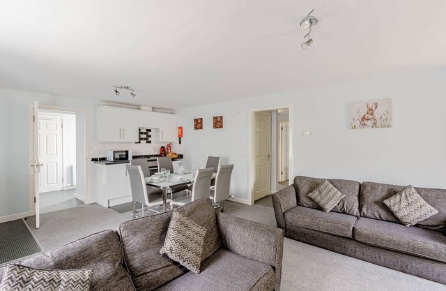 Auchenlarie Courtyard No 3 - a cottage that sleeps 6 guests in 4 bedrooms