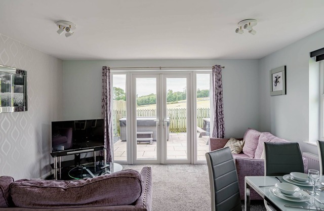 Auchenlarie Courtyard No 4 - a cottage that sleeps 5 guests in 3 bedrooms