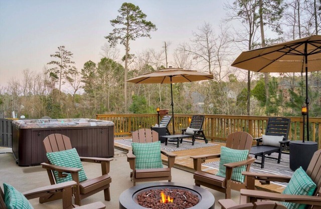 Augusta Abode: Practice Golf Room ~ Hot Tub ~ Home Theater ~ Bball ~ ANGC15min