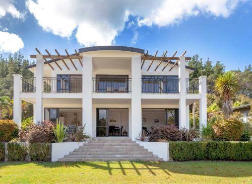 Augusta Grand Pauanui, a Golfers Dream House