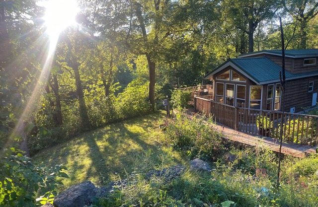Aunt Happy’s Hideaway: charming 2 bedroom cabin near Mineral Point