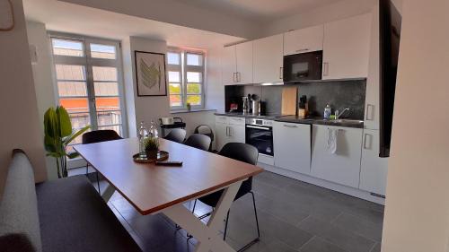 AuraLoft - 3 Zimmer, 2 Bäder, 2 Parkplätze, Balkon & Aufzug