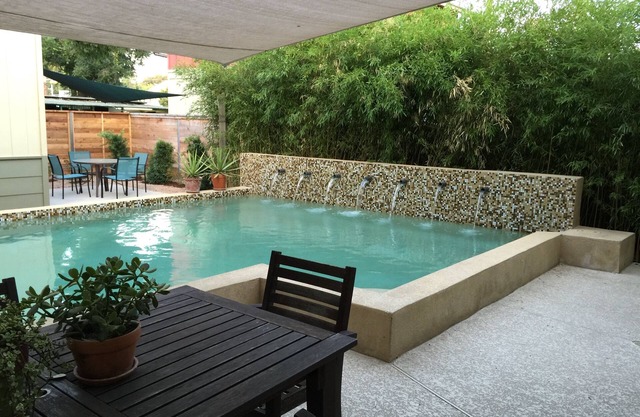 AustinPoolHouse Downtown - Industrial Chic + Pool, Game Room. Walk to food & BBQ