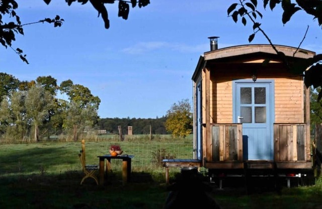 Autarker Schäferwagen mit Kamin Ganzjährig Nutzbar