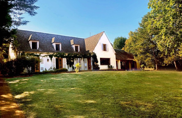 Authentic and superb property located in Beaune with swimming pool, tennis court, petanque area.
