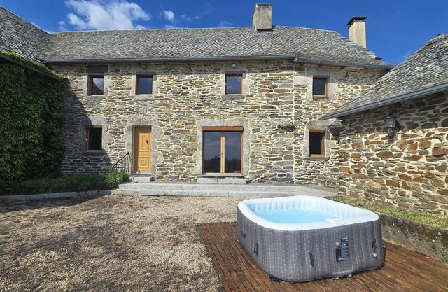 Authentic Aubrac farmhouse with Jacuzzi. A change of scenery guaranteed!