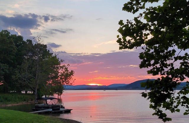 AUTHENTIC LAKEFRONT LOG CABIN-SLEEPS 10. PRIVATE DOCK. FIREPIT.