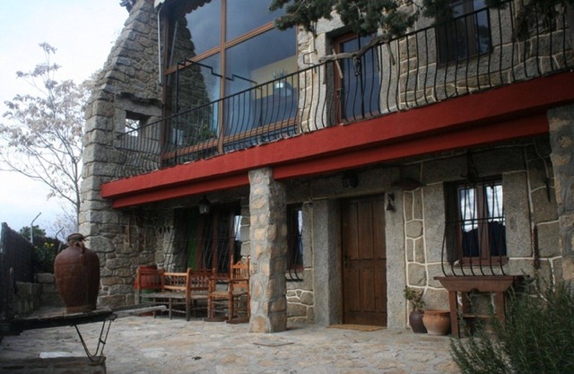 Authentic stone house with beautiful views of the El Burguiilo reservoir