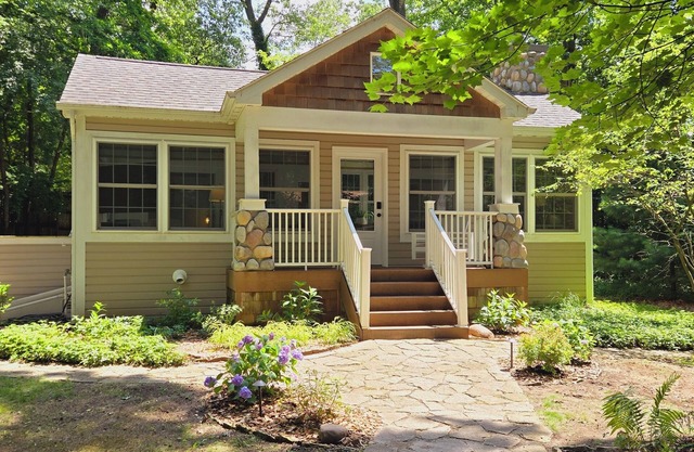 Autumn getaway in Michiana: Cozy cottage for 8 on private woodsy lot