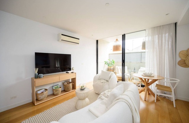 Ava | 100m to Beach & Bay St