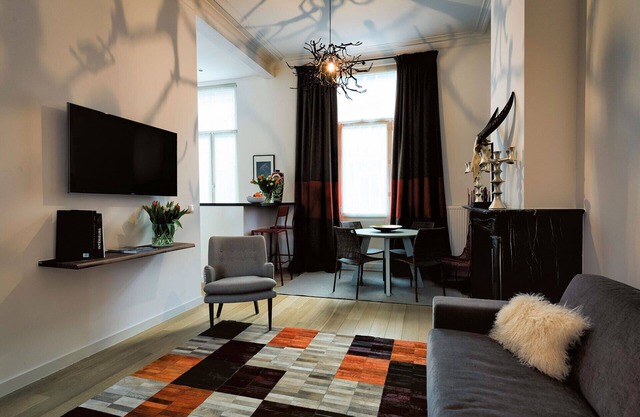 Avenue Louise - Gorgeous One Bedroom Apartment with Balcony