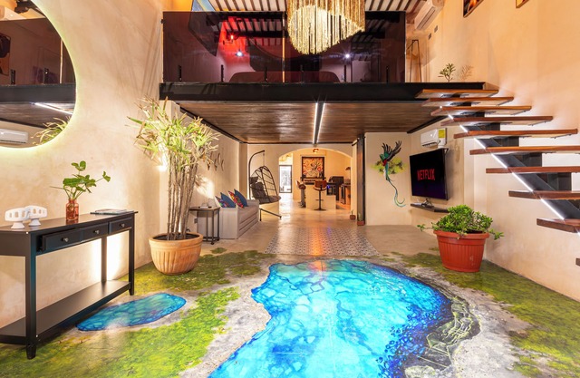 Avitia House, Downtown with Pool. AC throughout the house.