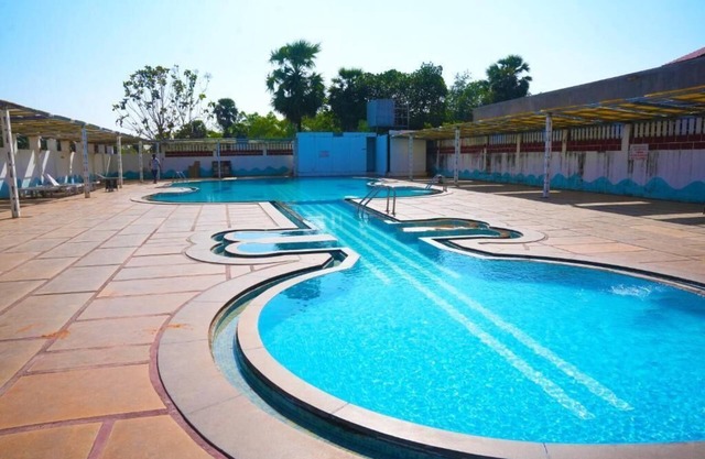 AVM Paalm Meadows Resort Deluxe Room