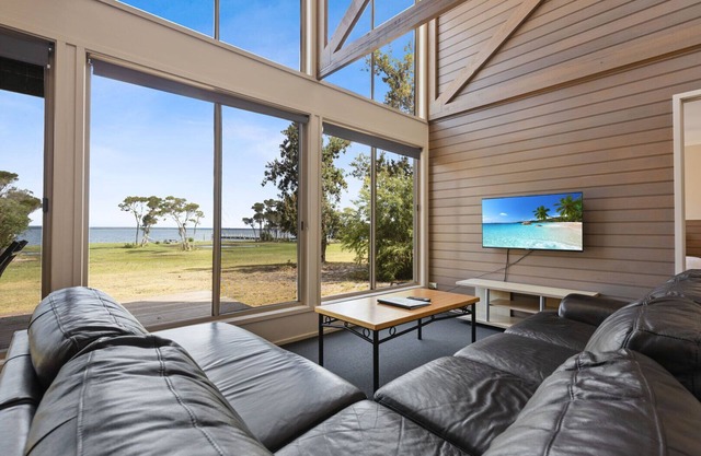 Avon - Waterfront Retreat: Secluded lodges perfect for nature lovers