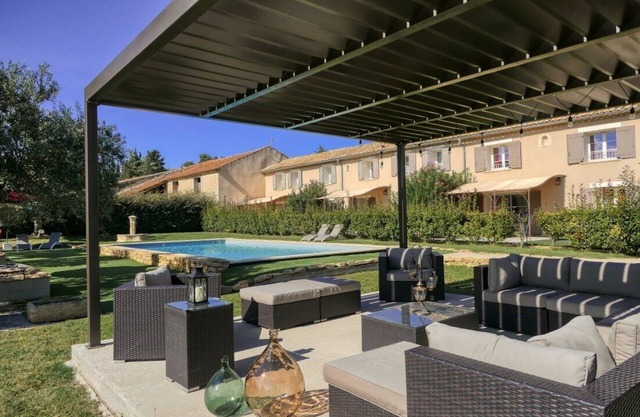 Away from the hustle and bustle, set down your suitcases in this Mas reserved for charming tourism!